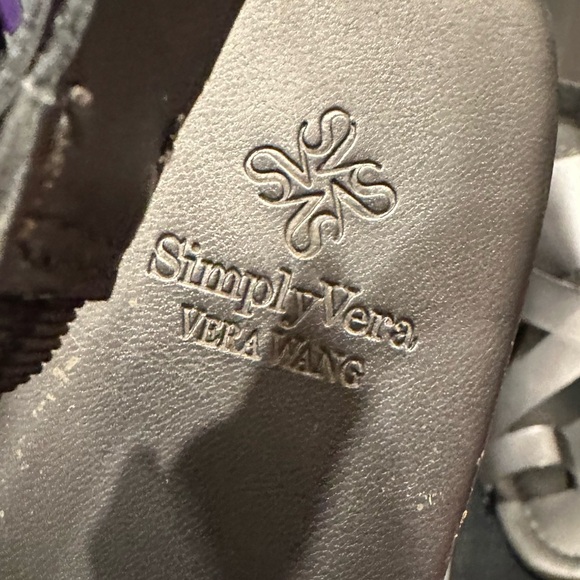 Gray flat sandals. - Picture 4 of 7